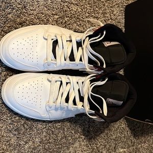 Black gym red jordan mid 1